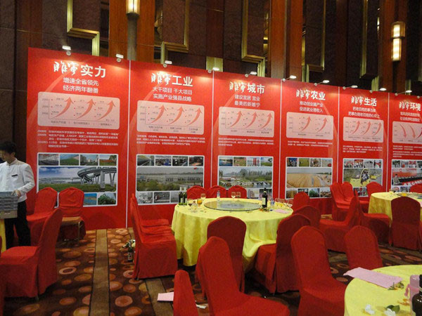 KT板背景图：35一平 100平以上30 包送货